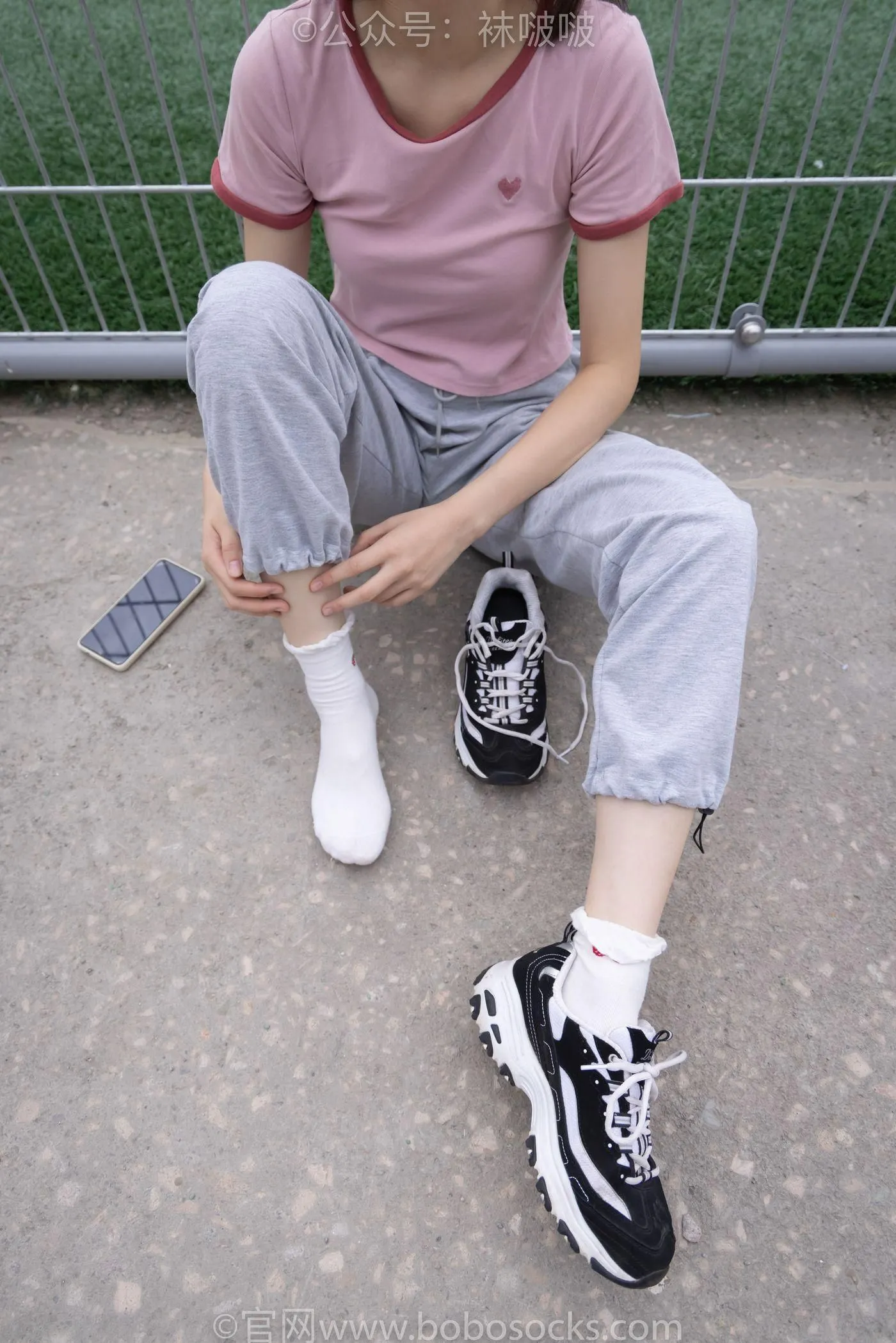 [BoBoSocks袜啵啵]NO.016 熊熊-斯凯奇运动鞋、棉袜（踩脏）、裸足 [147P]插图1